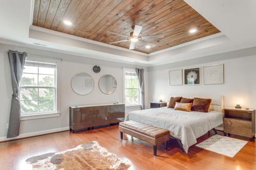 een slaapkamer met een bed, een bank en een plafond bij Modern Virginia Beach Retreat in Resort District! in Virginia Beach
