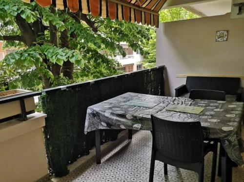 Il dispose d'une terrasse avec une table et des chaises. dans l'établissement Goelette, à Antibes
