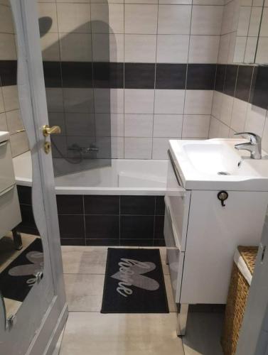 une salle de bain avec une baignoire et un lavabo dans l'établissement Goelette, à Antibes