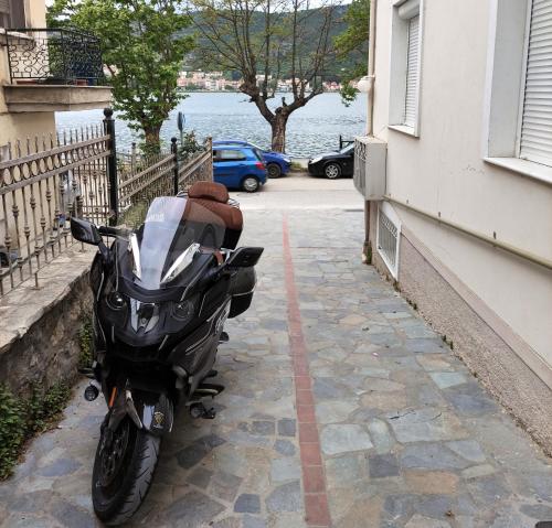 ein Motorrad, das auf einem Bürgersteig neben einem Gebäude geparkt ist in der Unterkunft Katerina studios rooms-Biker friendly hotel in Kastoria