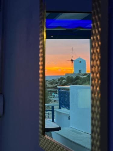 Η ανατολή ή δύση του ηλίου όπως φαίνεται από αυτή η παραθεριστική κατοικία ή από εκεί κοντά