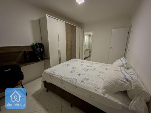 a bedroom with a bed with a white comforter at Apartamento 2/4 completo e aconchegante em Salvador in Salvador