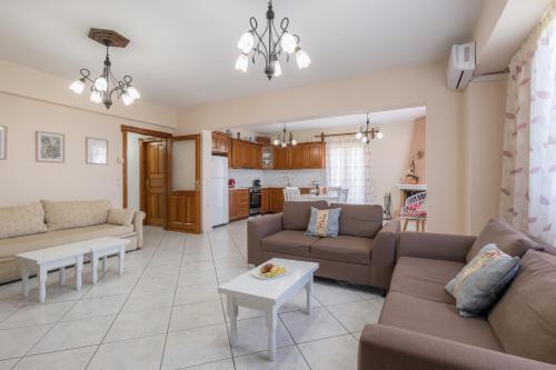 ein Wohnzimmer mit Sofa und Tisch in der Unterkunft Regina's House in Skopelos