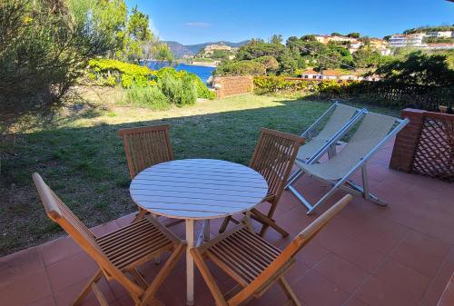 einen Tisch und vier Stühle auf einer Terrasse in der Unterkunft Residence Capobianco in Portoferraio