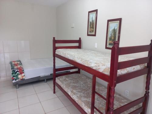 因比圖巴的住宿－Pousada Belas Praia da Riba，一间卧室配有两张双层床。
