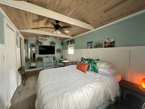 A bed or beds in a room at Palm Paradise Retreat