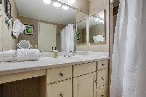 uma casa de banho com um lavatório e um espelho em Hanalei Bay Resort 7305 em Princeville