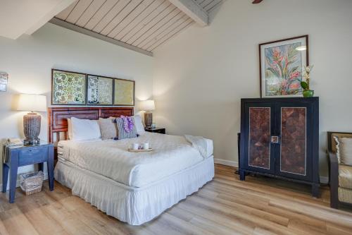um quarto com uma grande cama branca e uma mesa em Hanalei Bay Resort 7305 em Princeville