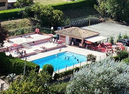 une vue aérienne d'une piscine avec des gens dedans dans l'établissement Les Gîtes de Bouyon, à Bouyon