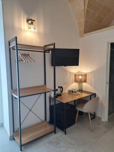 a room with a desk and a bunk bed at MÃE Apulian Rooms in Grottaglie