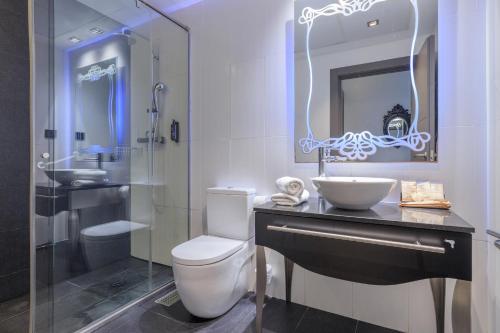 La salle de bains est pourvue de toilettes, d'un lavabo et d'une douche. dans l'établissement Hotel Ciutadella Barcelona, à Barcelone
