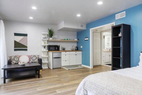 Dapur atau dapur kecil di Tranquil Getaway Retreat Sleeps 8 Guest Home