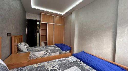1 Schlafzimmer mit 2 Betten und einem Spiegel in der Unterkunft Lapatchi appart in Agadir