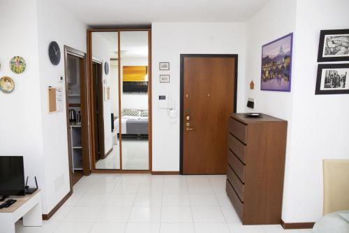 Habitación con puerta, vestidor y dormitorio en Astri Apartment, en Roma