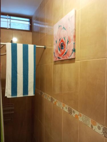 a bathroom with a painting on the wall at Casita de Playa in Barranca