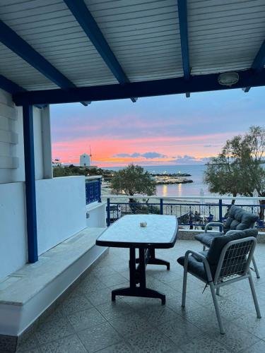 Μπαλκόνι ή βεράντα στο Stelios' Beachfront Retreat