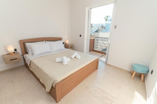 Un pat sau paturi într-o cameră la Island Life Apartment