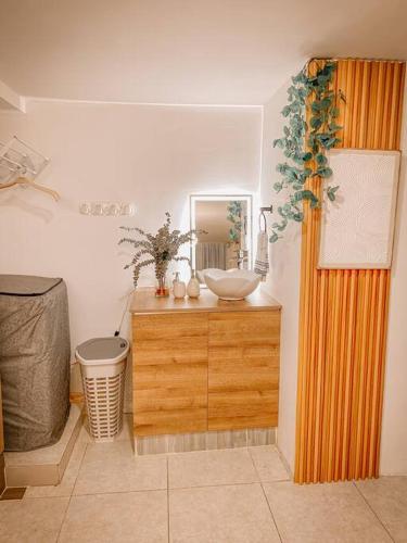 a bathroom with a sink and a mirror at Madrigal Luxury Loft M01 in Florencia