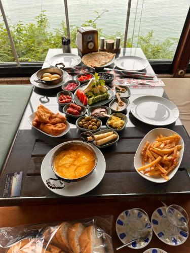 une table avec un tas de nourriture dessus dans l'établissement Falez Cafe&Restaurant&Pansiyon-Arhavi, à Arhavi