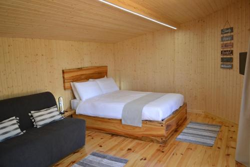 a bedroom with a bed and a couch in a room at MountView in Alenquer