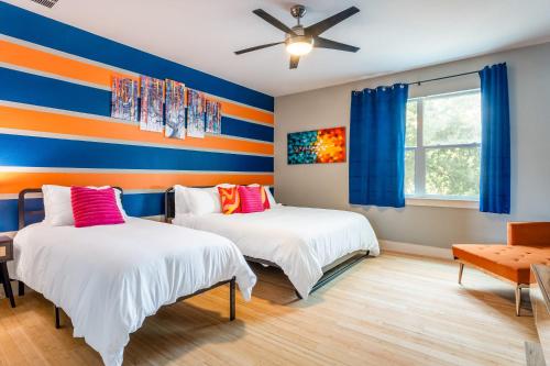 2 camas en una habitación con rayas azules y naranjas en Fun 4BR Near Downtown with Games & Firepit, en Austin