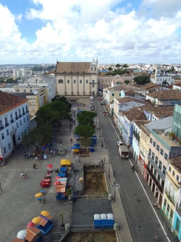 uma vista aérea de uma rua da cidade com edifícios em HOTEL Pon Pum Pelô em Salvador