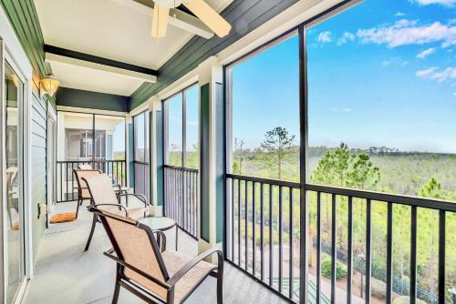 balcón con sillas y ventanas con vistas en Upscale 3BR Near Disney - Pool and Hot Tub!, en Orlando