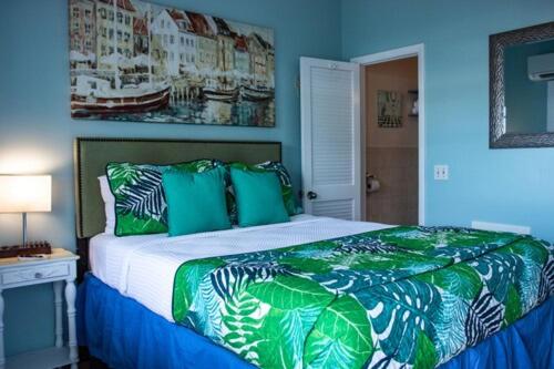 Un pat sau paturi într-o cameră la Caribbean House