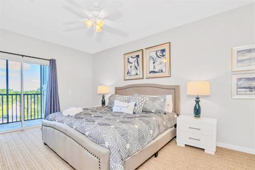 1 dormitorio con cama y ventana en Spacious 3BR Near Disney - Pool and Hot Tub!, en Orlando