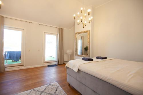 una camera con un grande letto e uno specchio di Luxury 2-floor apartment with sauna and balcony a Tallinn