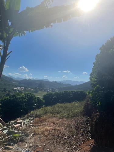 una vista desde la cima de una colina con un árbol en Casa de campo en Presidente Soares