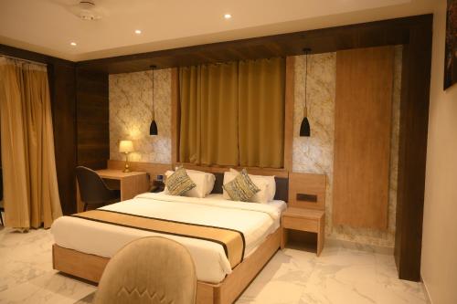 1 dormitorio con cama, escritorio y silla en Hotel The Plateau en Ranchi