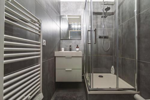 une salle de bain avec une douche, des toilettes et un lavabo dans l'établissement Aux Clefs des Sacres - Le Talleyrand, à Reims