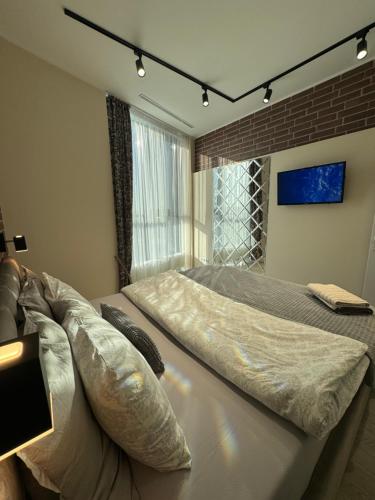 - une chambre avec deux lits et un canapé dans l'établissement Business Lux Apartment Solomon City Chisinau, à Chişinău
