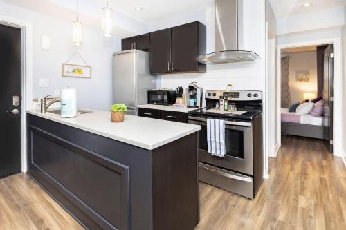 Кухня или кухненски бокс в 1BR Newly Renovated Apartment - Pet Friendly