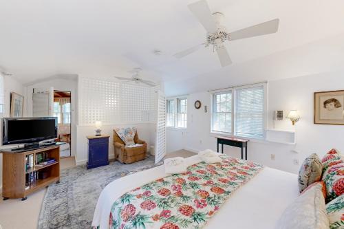 een slaapkamer met een bed en een flatscreen-tv bij The CAVU Mansion on Bellevue in Oklahoma Heights