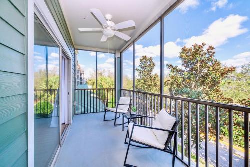 d'un balcon avec des chaises et un ventilateur de plafond. dans l'établissement Cozy 2BR Condo - Private Balcony - Near Disney, à Orlando