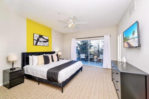 - une chambre avec un lit et une porte coulissante en verre dans l'établissement Cozy 2BR Condo - Private Balcony - Near Disney, à Orlando