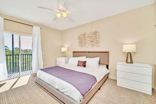 - une chambre avec un grand lit et une fenêtre dans l'établissement Bright Condo - 2BR with Pool & Hot Tub, near Disney!, à Orlando