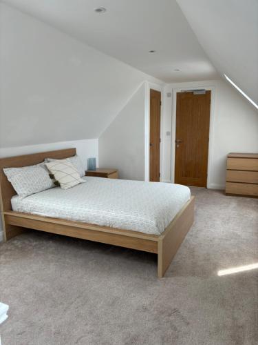 Shire inn في Scissett: غرفة نوم بسرير في غرفة بيضاء