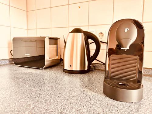 uma máquina de café e uma torradeira num balcão de cozinha em 2-Zimmer Wohnung in Bremen-Vahr em Bremen