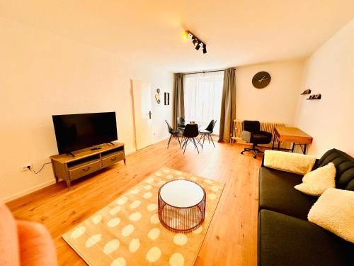 uma sala de estar com um sofá e uma televisão de ecrã plano em 2-Zimmer Wohnung in Bremen-Vahr em Bremen