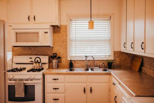 Η κουζίνα ή μικρή κουζίνα στο The Burrow-Cozy 3 BDRM HM - Free Parking