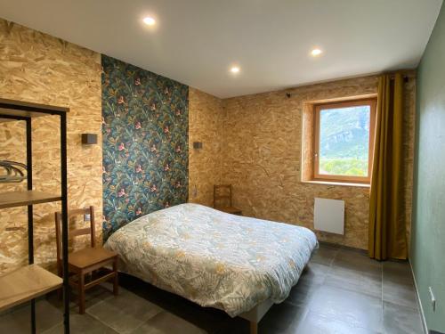 - une chambre avec un lit et une fenêtre dans l'établissement Grange rénovée, 6 minutes du Lac d'Annecy vue sur le Mont-Blanc, à Giez