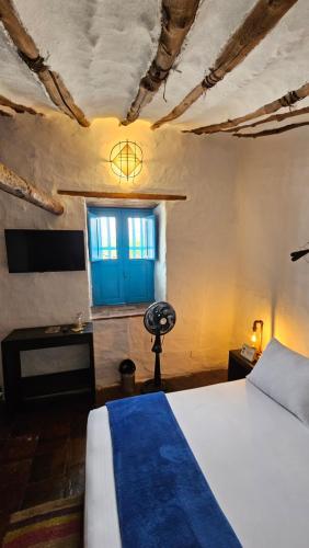 a bedroom with a bed and a window at Casa Raisol Barichara in Barichara