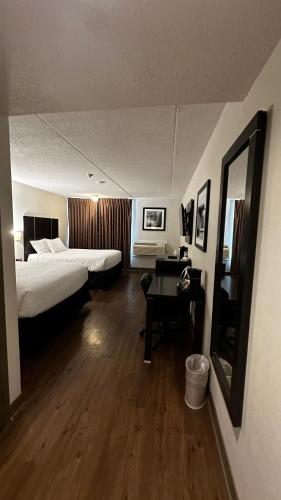 Una cama o camas en una habitación de Ramada Plaza by Wyndham Niagara Falls