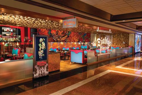 La sala de estar o bar de The Mirage Hotel & Casino By Suiteness