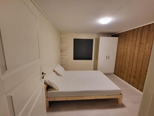 Kleines Zimmer mit einem Bett und einer Tafel in der Unterkunft 2 bedrooms Apartment in Kjeller Lillestrøm in Lillestrøm
