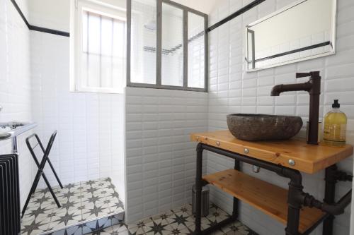baño con lavabo en una encimera de madera en Valdissol, en Sanary-sur-Mer