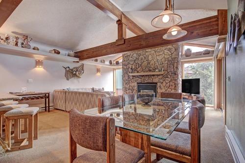 sala de estar con mesa de cristal y chimenea en Sawmill Creek Condo 309 by Great Western Lodging en Breckenridge